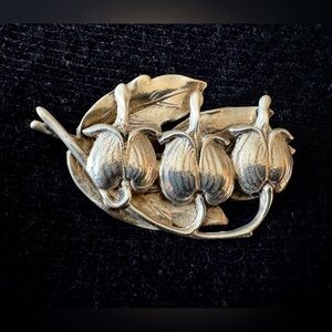 MINT CONDITION HEAVY STERLING SILVER FLORAL BROOCH